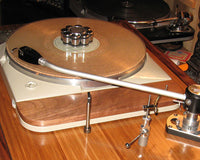 Isolating the deck of a turntable from the plinth