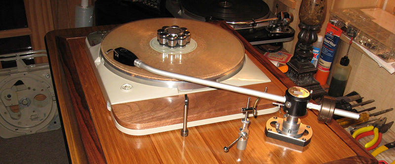 Isolating the deck of a turntable from the plinth